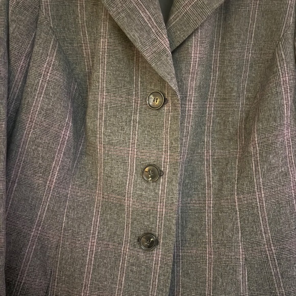 Jones Studio 3 Button Blazer - Picture 3 of 6